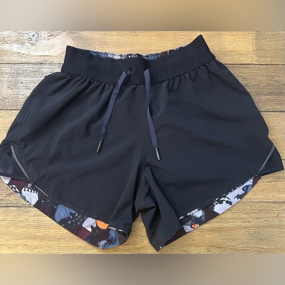 Lululemon Go The Distance Shorts Reversible Butterfly Pizzaz Multi / Black - Picture 8 of 13